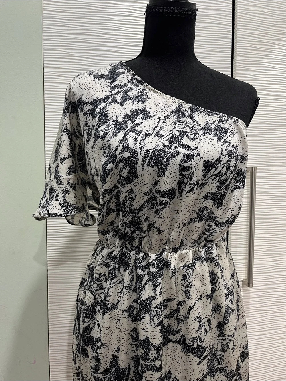 imaginary voyage Black & White One-Shoulder Floral Mini Dress